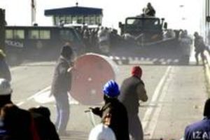 Fuertes enfrentamientos entre Policía y trabajadores de Izar