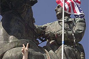Leo Bassi simula la caída de la estatua de Franco de Nuevos Ministerios como acto de protesta