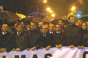 «No necesitamos en España líderes de la agitación ni profesionales de la pancarta», declaraciones de Aznar el 12-04-2003