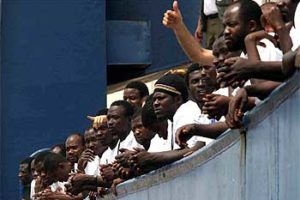 Llegan a Italia 37 inmigrantes sudaneses tras pasar 22 días bloqueados en el mar
