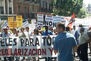 Centenares de inmigrantes se manifiestan en Barcelona y Madrid para pedir «Papeles para todos»