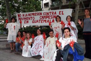Acto de protesta frente a la embajada de Guatemala en Madrid