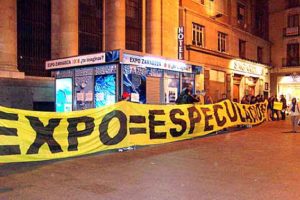 Trescientas personas se concentran contra la Expo 2008 en Zaragoza.