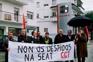 Concentración ante el concesionario de Seat de Pontevedra, contra los despidos
