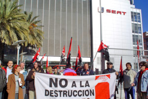 CGT de Valencia protesta ante la SEAT para protestar los despidos de martorell