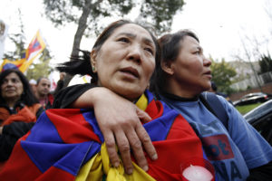 Imágenes de la concentración frente a la Embajada de China en Madrid por el conflicto del Tíbet