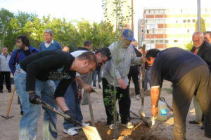 Los vecinos de Bellvitge plantan árboles en el parque donde el Ayuntamiento quiere construir un edificio