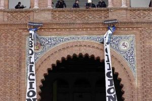 Dos hombres se descuelgan en la fachada de Las Ventas con una pancarta antitaurina