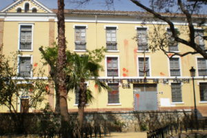 Málaga. Aparece ensangrentada la fachada del Centro de Internamiento de Extranjeros de Capuchinos