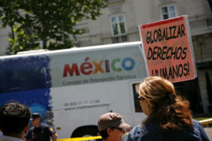 Activistas se concentran frente al hotel Ritz para protestar por el incremento de la represión en Chiapas
