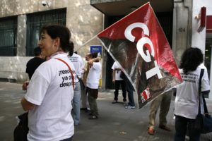 Valladolid. Unos 40 delegados de CGT se concentran ante las puertas de Telefónica para exigir la readmisión de los despedidos y por el fin de la represión sindical