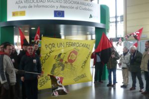 Imágenes de la concentración en Valladolid por un ferrocarril público y social, seguro y sostenible