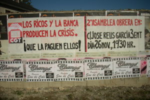 Imágenes de la pegada de carteles en Alicante para anunciar la charla-debate del día 27 y la 2ª Asamblea Obrera