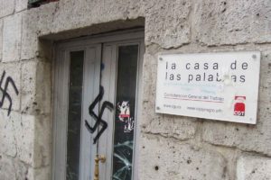 Atentado contra una sede de CGT en Valladolid rompiendo los cristales de la puerta y pintando dos esvásticas