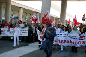 Unos 200 trabajadores se concentran en el aeropuerto de Palma para exigir la readmisión de 5 trabajadores de handling
