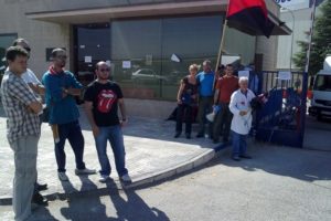 Delegados sindicales de Airbus Illescas, se encadenan en la puerta de la factoría