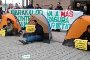 Barakaldo : Tiendas de campaña frente a los juzgados contra los desahucios