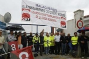 Málaga : La plantilla al completo sigue la huelga de las grúas