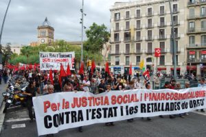 Un millar de anarcosindicalistas se manifiestan en Barcelona contra la reforma laboral y calientan la huelga general