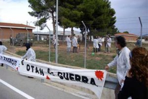 Antimilitaristas ocupan la base de la OTAN en Bétera y la convierten en parque de juegos
