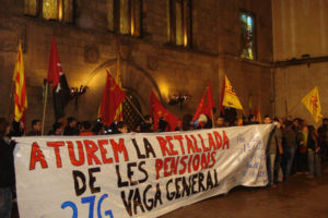 Un centenar de personas protestan ante la Paeria de Lleida en contra del recorte a las pensiones