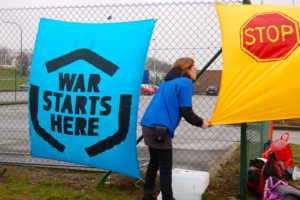 Activistas por la paz bloquean las exportaciones ilegales que llegan en el aeropuerto de Liège Bierset (Bélgica)