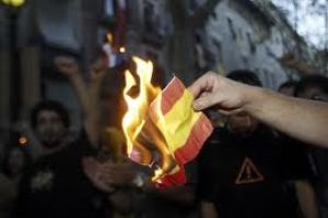 Detenidos dos jóvenes en Burgos por quemar la bandera de España