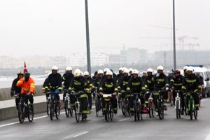 Recibimiento de los bomberos venidos en bicicleta desde Barcelona contra la privatización de Aena