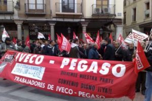 Más de 200 trabajadores de IVECO protestan por el nuevo ritmo de trabajo en la fábrica de Valladolid