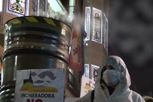 Plataforma Meseta Limpia arrastra una chimenea humeante en el Carnaval de Palencia en protesta contra la Incineradora de Ampudia