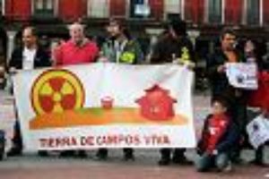 [Fotos] Concentración contra las nucleares y en apoyo al pueblo japonés en Valladolid