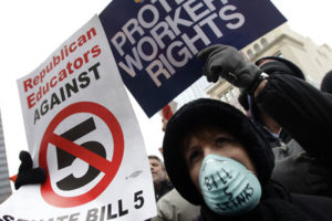 Miles de personas protestan contra proyecto de ley antisindical en Indiana