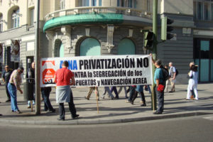 Concentración contra la privatización de Aena y los servicios públicos frente al Hotel Palace
