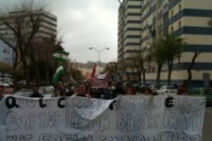 Un centenar de personas recorren los barrios de Cádiz contra la crisis