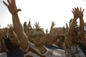 Grecia: Miles de personas indignadas ocupan plaza Sintagma protestando contra los recortes