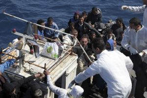Unidades europeas y de la OTAN dejan morir a inmigrantes africanos que huían de Libia en una embarcación