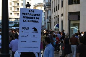 400 personas se manifiestan contra el Desfile militar en Málaga