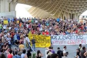 Más de 6.000 personas permanecen en la Plaza Mayor en Sevilla bajo el grito de “no nos vamos”