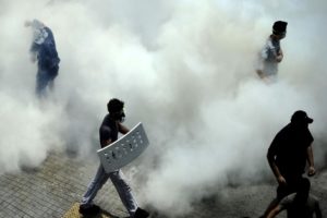 La policía griega arroja gases lacrimógenos contra manifestantes en la plaza Sintagma de Atenas