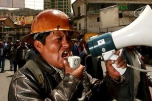 Perú: Miles de manifestantes contra la minería cierran aeropuerto