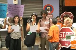 Vídeo: La PAH de Valencia paraliza el desahucio de Patraix
