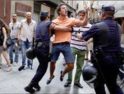 Un católico agrede a un manifestante laico y la policía no le presta ayuda