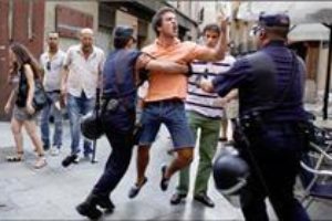 Un católico agrede a un manifestante laico y la policía no le presta ayuda