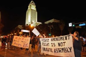La policía desaloja campamentos de “Occupy” en Los Ángeles y Filadelfia