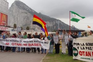 Unas 200 personas exigen el desmantelamiento de la base militar de Gibraltar