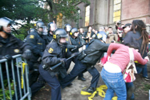 La policía golpea a estudiantes «Occupy” de la Universidad de California en Berkeley