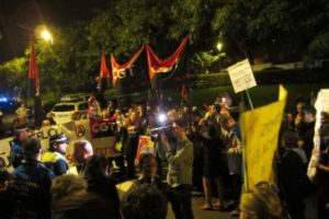 Miembros de CGT e ‘indignados’ protestan ante el pabellón donde Rajoy abre campaña