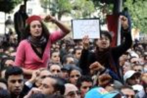 Centoj da virinoj manifestacias ĉe Tunizo defende de siaj rajtoj