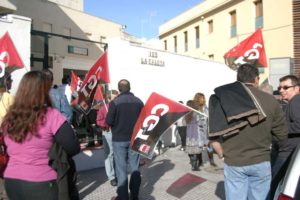 La Delegada de Educación de Cádiz permite colgar Santas y censura un cartel alusivo a la religión fuera de la Escuela
