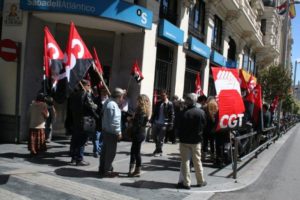 Concentración de CGT en el Banco Sabadell de Madrid